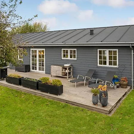 3 Bedroom Cozy In Holiday home
